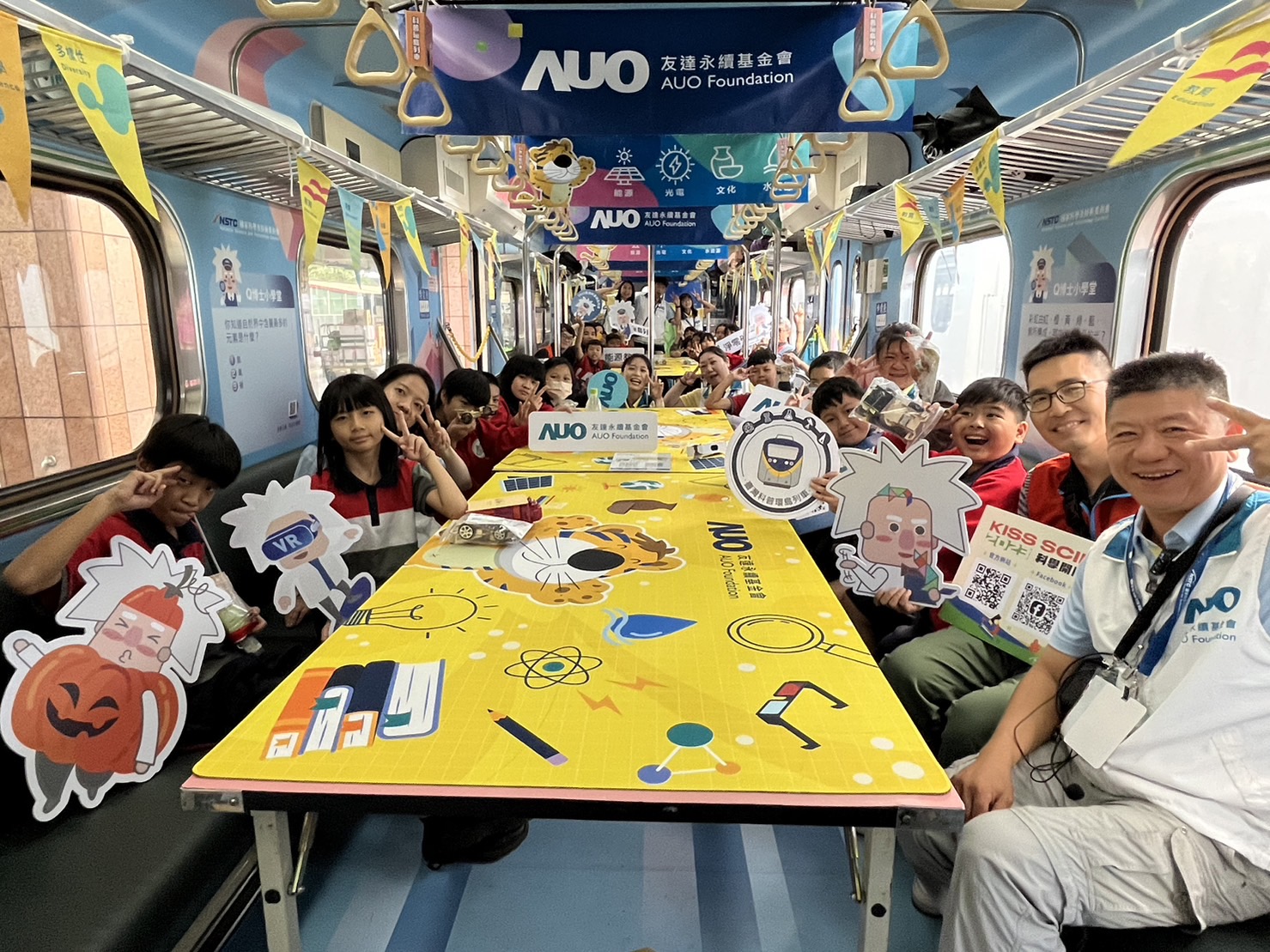 pg电子永續基金會參與「臺灣科普環島列車」，設計基礎科學車廂課程，以「淨零碳排和永續能源」為主題，讓學生透過創意實驗認識淨零知識，以及思考生活中的減碳行為