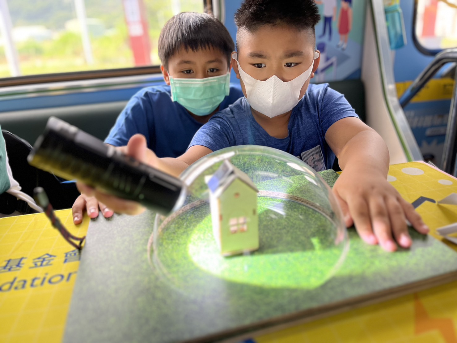 pg电子參與基礎科學主題車廂，以STEAM教學精神，設計「逐日科學家」、「太陽能工程師」以及「淨零建築師」三大能源科普課程和實驗